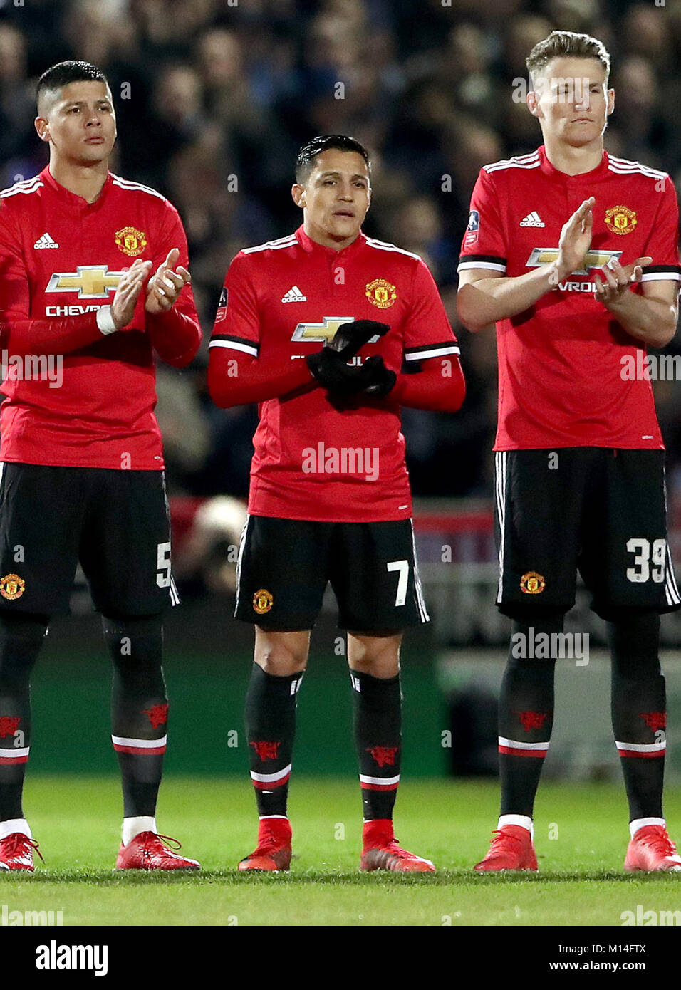 Il Manchester United Alexis Sanchez (centro) sorge per un minuto di applausi per Jimmy Armfield, deceduto questa settimana, prima della Emirates FA Cup, quarto round corrispondono a Huish Park, Yeovil. Stampa foto di associazione. Picture Data: venerdì 26 gennaio, 2018. Vedere PA storia SOCCER Yeovil. Foto di credito dovrebbe leggere: Nick Potts/filo PA. Restrizioni: solo uso editoriale nessun uso non autorizzato di audio, video, dati, calendari, club/campionato loghi o 'live' servizi. Online in corrispondenza uso limitato a 75 immagini, nessun video emulazione. Nessun uso in scommesse, giochi o un singolo giocatore/club/league pubblicazioni. Foto Stock