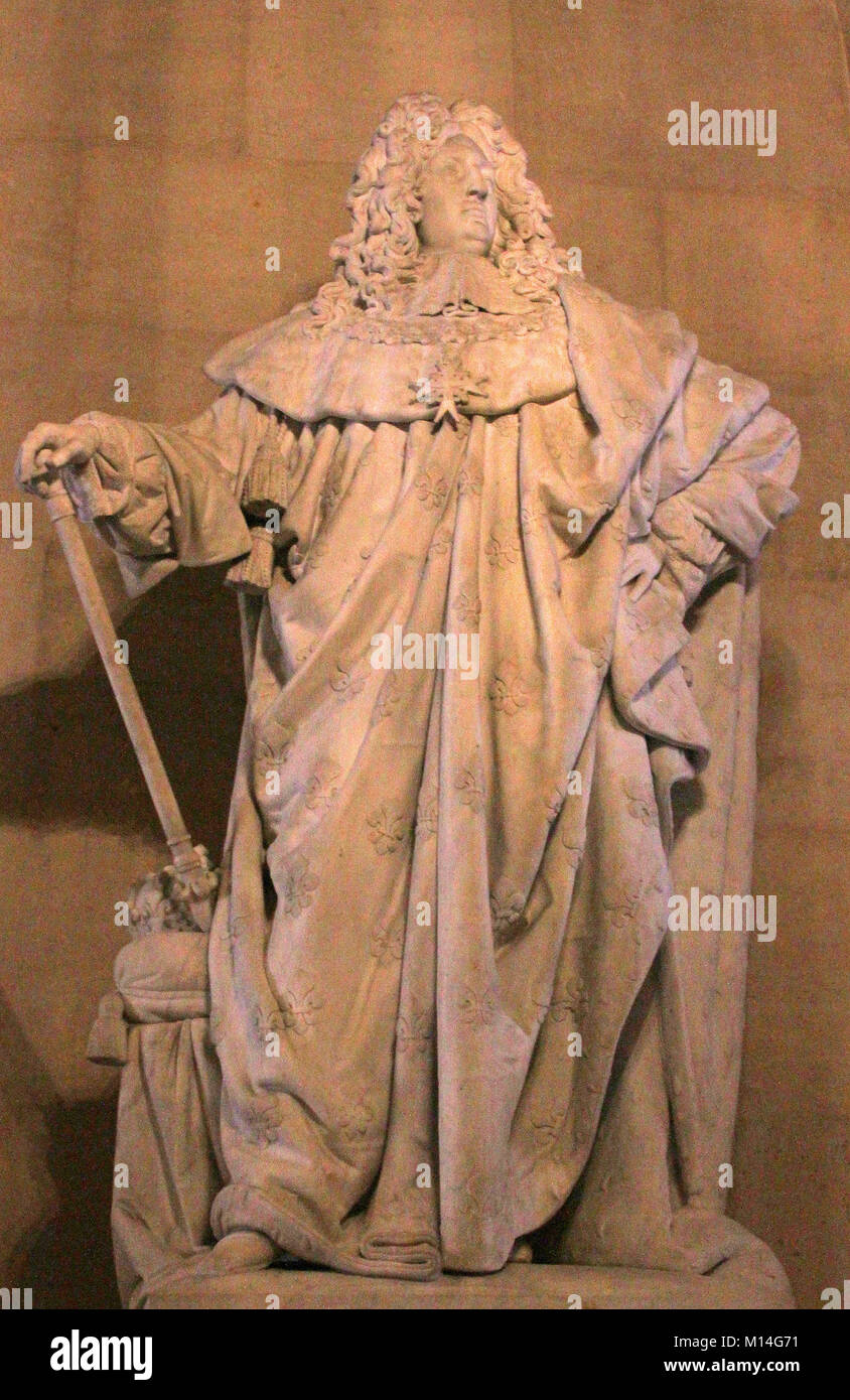 La scultura in marmo statua di Luigi XIV (1638-1715), Re di Francia e Navarra da Philippe Joseph Henri Lemaire nella pietra Gallery-Galerie de Pierre, Foto Stock