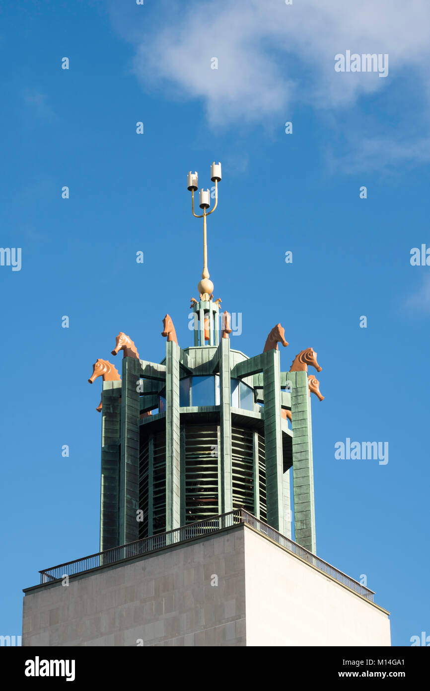 Il carillon o torre campanaria di Newcastle Civic Center con seahorse sculture, North East England, Regno Unito Foto Stock