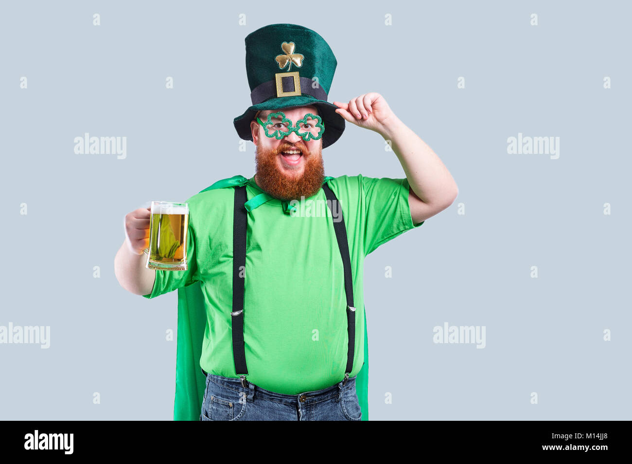 Un uomo grasso con una barba a san Patrizio tuta è sorridente con un m Foto Stock