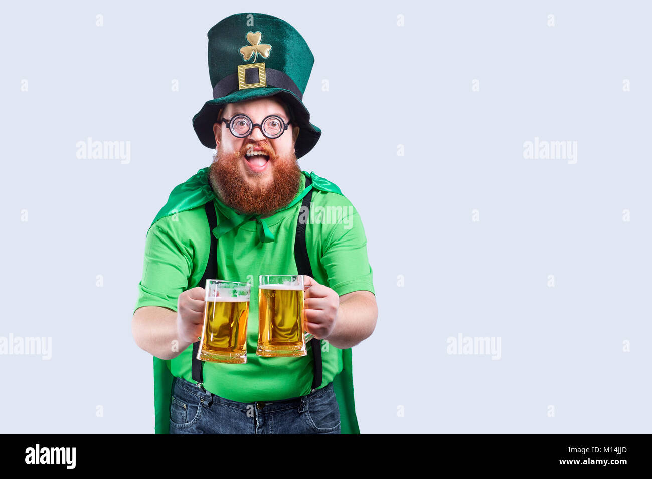 Un uomo grasso con una barba a san Patrizio tuta è sorridente con un m Foto Stock