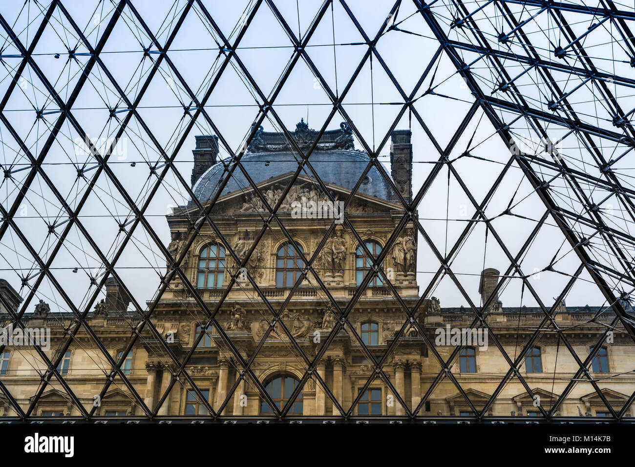 Parigi, Francia - 11 dicembre 2017: uno del museo del Louvre i padiglioni visualizzati dall'interno di vetro e metallo piramide. Foto Stock