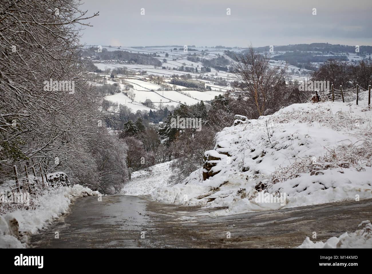 Guardando verso est su una coperta di neve Nidderdale verso serre, Blazefield e Knott lato Middletongue dalla banca. Bewerley, Nidderdale Foto Stock