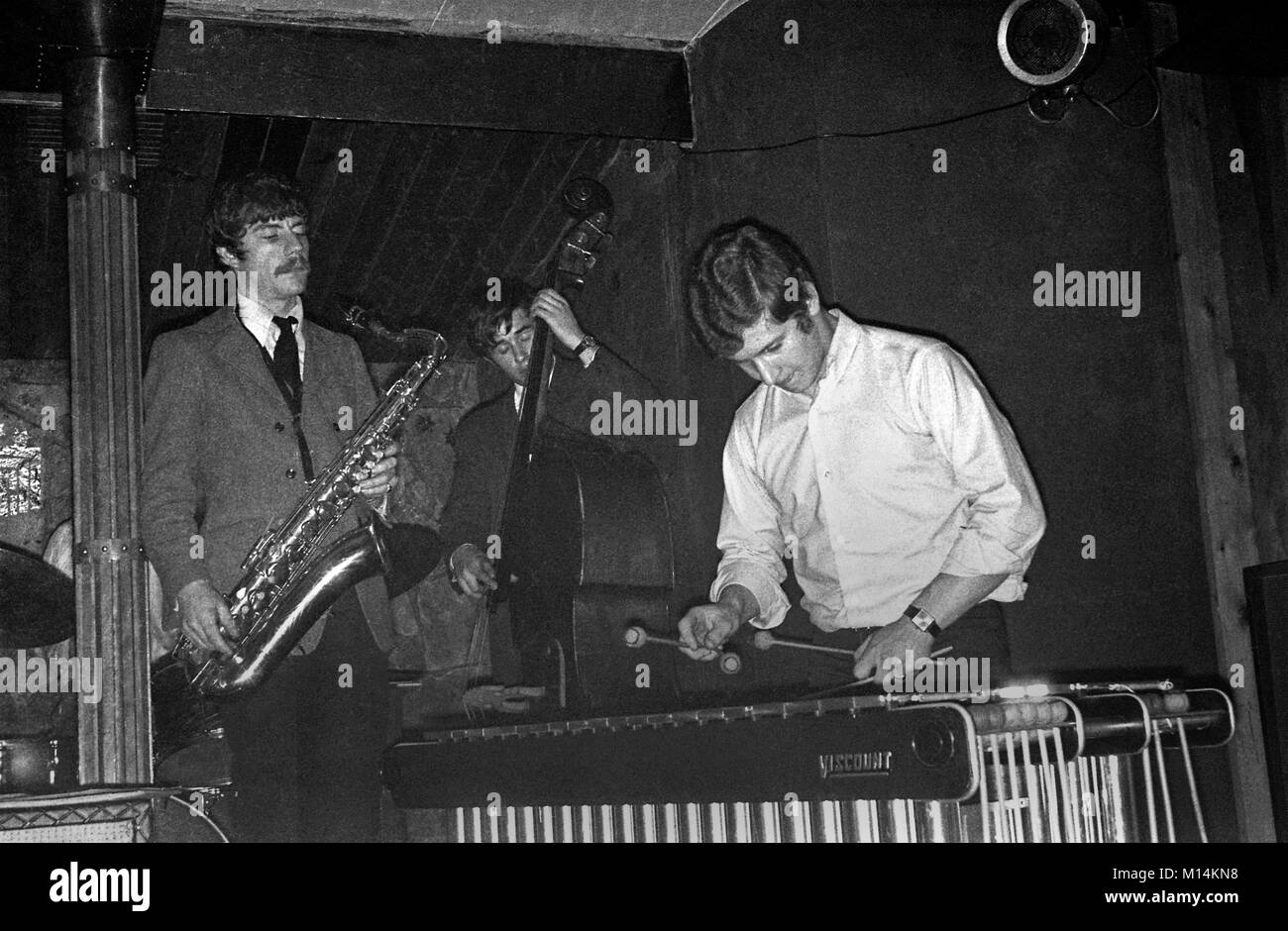 British Jazz Storia: Il Dave Gelly Quartet riprodurre il scavato Club in Bristol Park Row il 12 novembre 1968 per l'Università di Bristol's Jazz Club. Il sassofonista David Gelly MBE divenne anche noto come critico di jazz e scrittore emittente e gioca con la nuova Orchestra Jazz. Il Quartetto compreso Dave Gelly, sassofono e clarinetto; Frank Ricotti, vibrafono; Chris Laurence, bass; e Mike Travis, tamburi. Foto Stock
