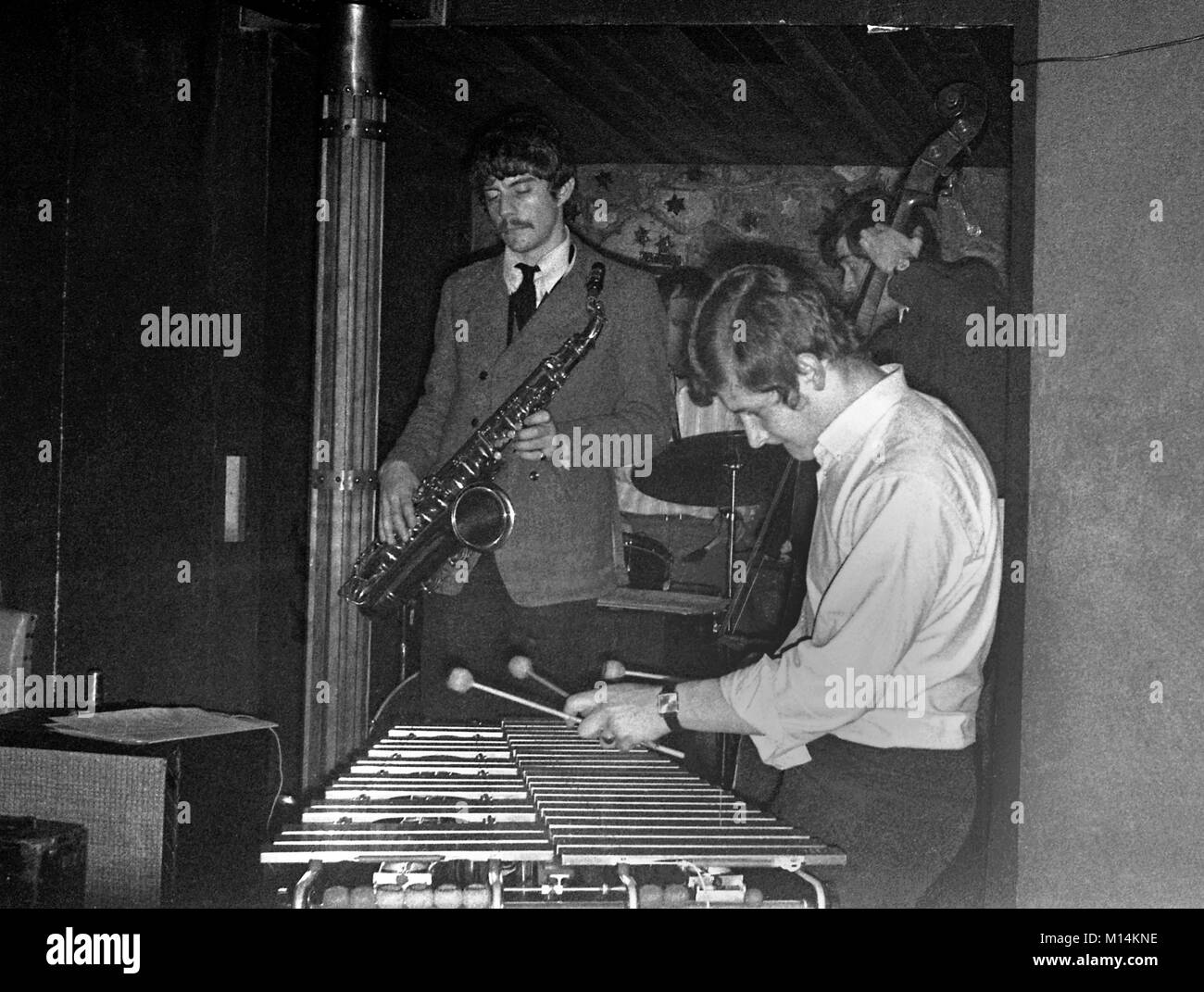 British Jazz Storia: Il Dave Gelly Quartet riprodurre il scavato Club in Bristol Park Row il 12 novembre 1968 per l'Università di Bristol's Jazz Club. Il sassofonista David Gelly MBE divenne anche noto come critico di jazz e scrittore emittente e gioca con la nuova Orchestra Jazz. Il Quartetto compreso Dave Gelly, sassofono e clarinetto; Frank Ricotti, vibrafono; Chris Laurence, bass; e Mike Travis, tamburi. Foto Stock