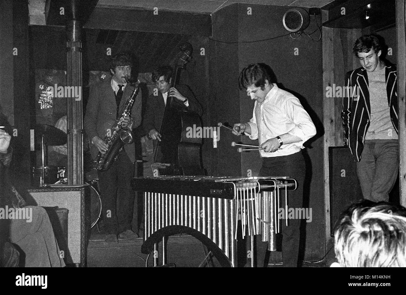 British Jazz Storia: Il Dave Gelly Quartet riprodurre il scavato Club in Bristol Park Row il 12 novembre 1968 per l'Università di Bristol's Jazz Club. Il sassofonista David Gelly MBE divenne anche noto come critico di jazz e scrittore emittente e gioca con la nuova Orchestra Jazz. Il Quartetto compreso Dave Gelly, sassofono e clarinetto; Frank Ricotti, vibrafono; Chris Laurence, bass; e Mike Travis, tamburi. Foto Stock