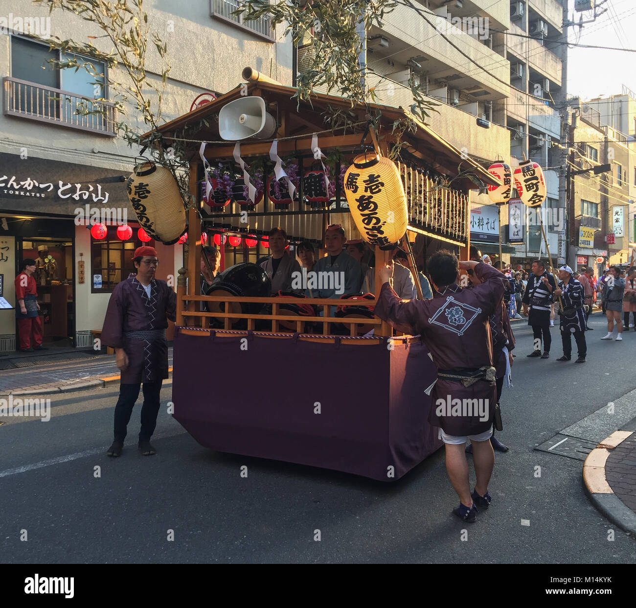 Tokyo, Giappone - 20 maggio 2017. Processione di Mikoshi Matsuri Festival in Tokyo, Giappone. Un mikoshi è una divina palanquin (tradotto anche come Shin portatile Foto Stock