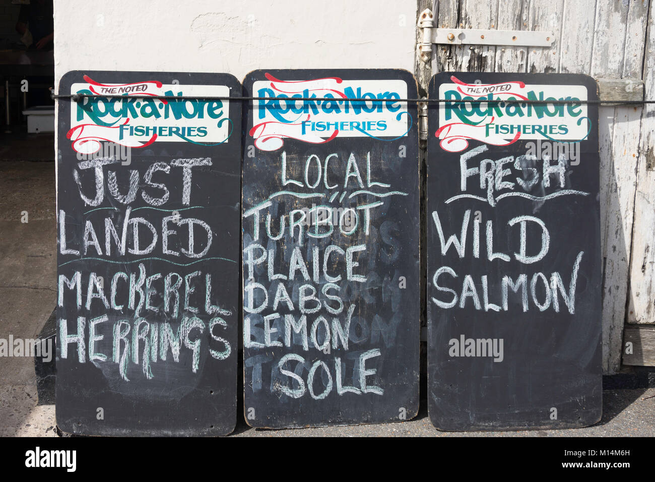 Rock-a -Nore pesce pesca availabity schede, Hastings Old Town, Rock-a-strada Nore, Hastings, East Sussex, England, Regno Unito Foto Stock