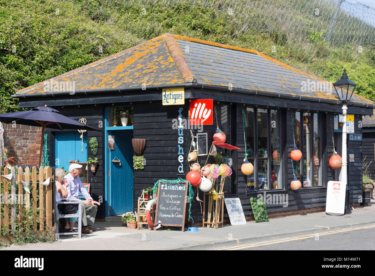 Lavata antiquariato & coffee shop, Hastings Old Town, Rock-a-strada Nore, Hastings, East Sussex, England, Regno Unito Foto Stock