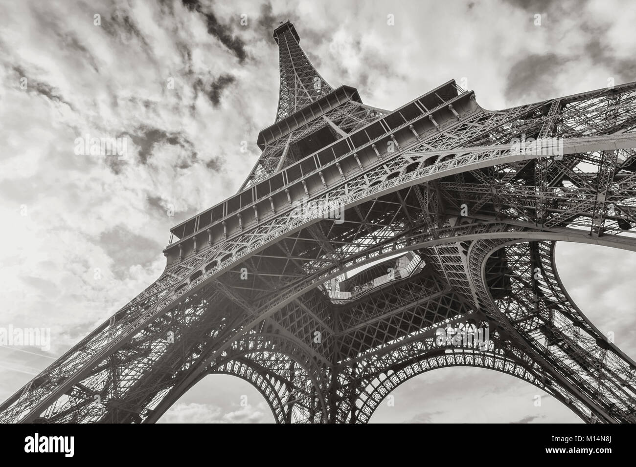 Vista di Parigi alla torre eiffel in un giorno nuvoloso nei colori bianco e nero. Foto Stock