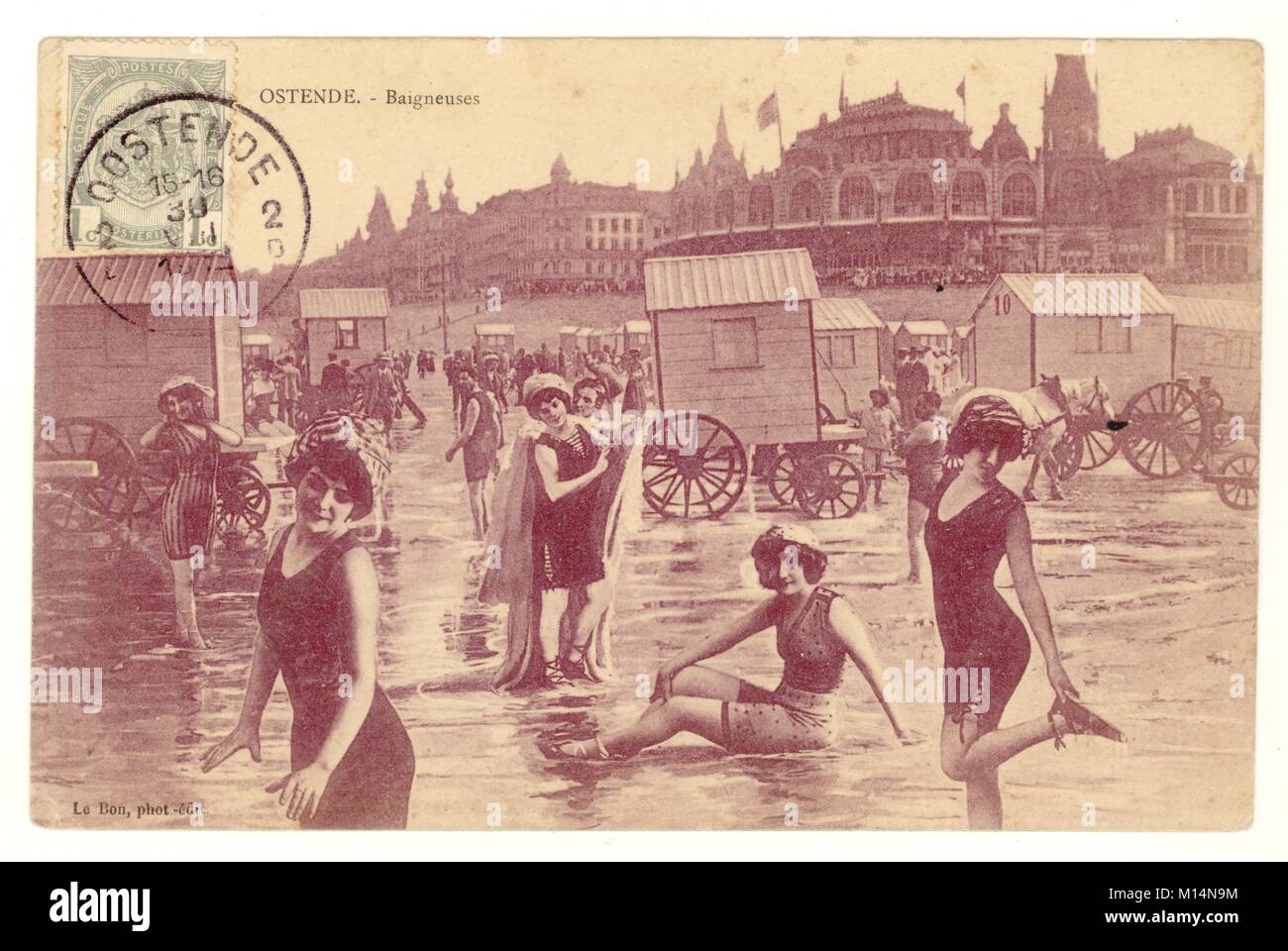 Originale cartolina colorata di bagnanti e capanne da bagno, Ostende, Belgio, pubblicato nel mese di agosto 1912 Foto Stock