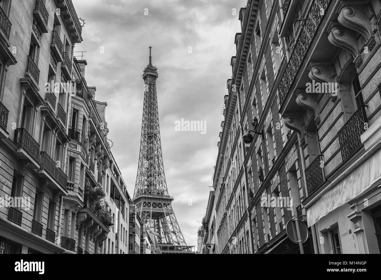 Vista da una piccola strada a Parigi per la torre eiffel nei colori bianco e nero. Foto Stock