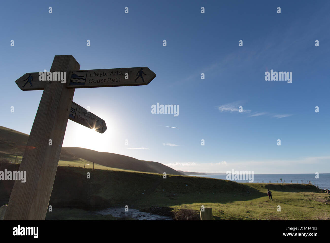 Il Galles e Ceredigion Coast Path. Un Galles e Ceredigion costa itinerario percorso segno, situato tra i villaggi di Llanon Aberarth e. Foto Stock
