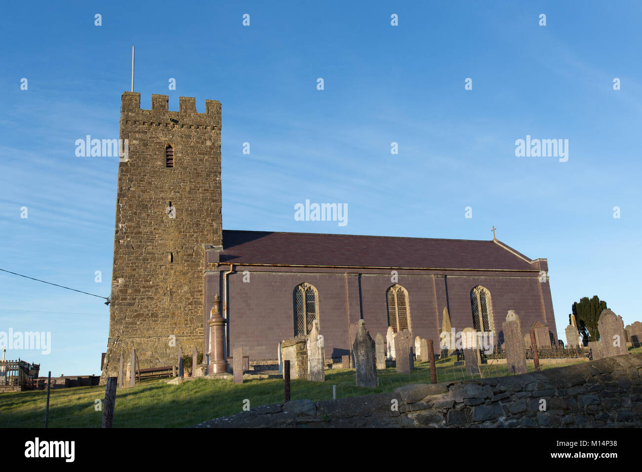 Il Galles e Ceredigion Coast Path. Il Llansantffraed Chiesa Parrocchiale nel villaggio di Llansantffraed, adiacente al villaggio di Llanon. Foto Stock