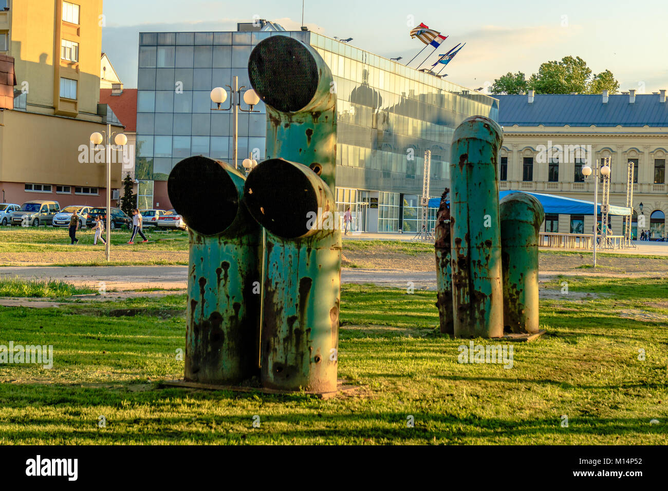 Pile di ventilazione proveniente dalla terra, accanto al Hotel Dunav, Vukovar, Croazia Foto Stock