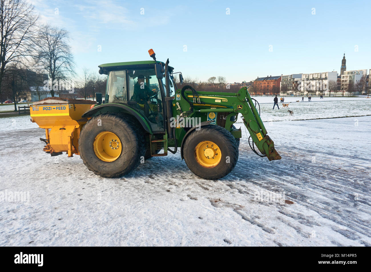 Il trattore gritting i percorsi in Glasgow Green Park, Glasgow, Scozia. Foto Stock