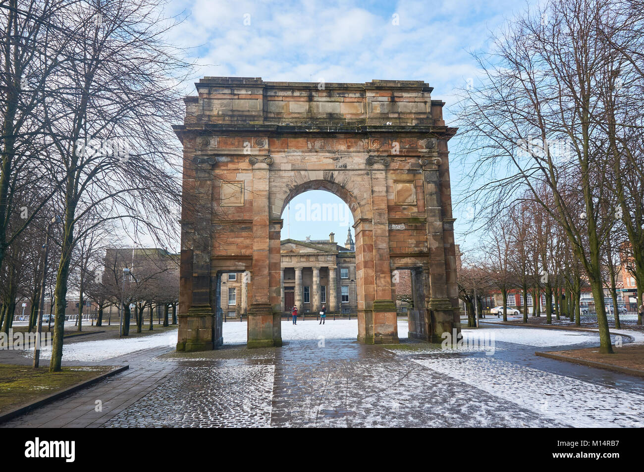 La McLennan Arch all'entrata di Glasgow Green Park, con la vecchia costruzione dell'Alta corte in background. Foto Stock