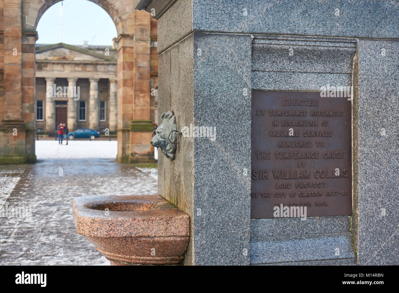 Sir William Collins fontana all'entrata di Glasgow Green Park, con con la McLennan Arch in background. Foto Stock