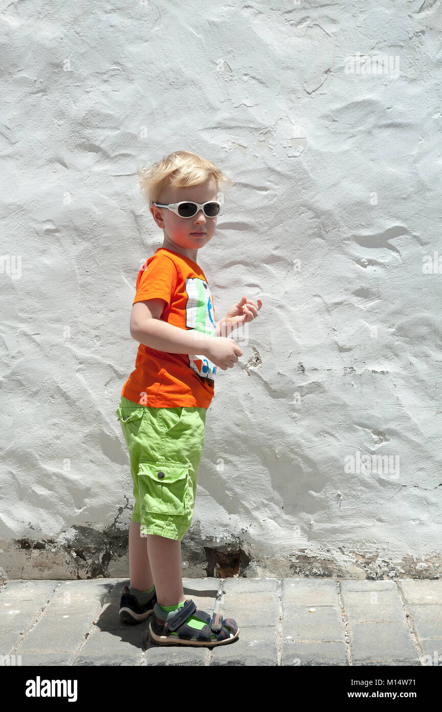 Tre anni di old boy contro il muro bianco in Teguise, Las Palmas Provincia, Lanzarote nelle Isole Canarie, Spagna Foto Stock