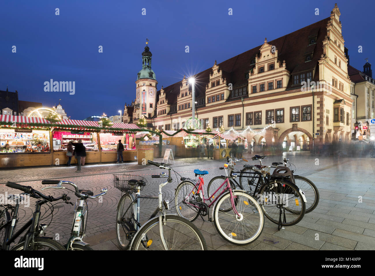 Mercatino di Natale in Leipzig Market Place e il Vecchio Municipio il Museo di Storia della città, Marktplatz, Leipzig, in Sassonia, Germania, Europa Foto Stock