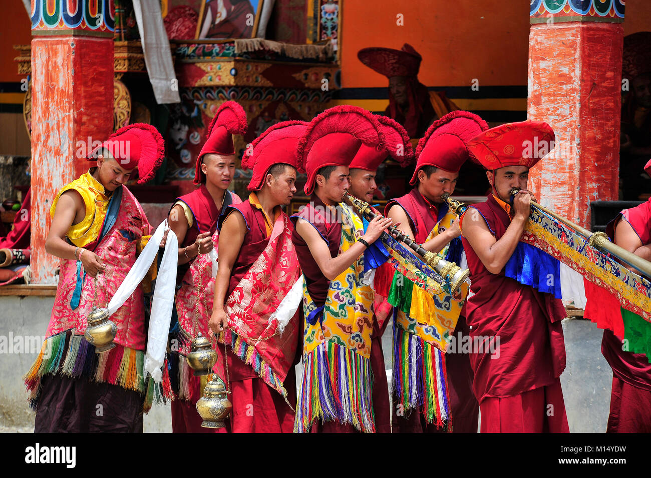 I monaci buddisti soffiando corna durante il festival religioso. Lamayuru gompa, Ladakh, Jammu e Kashmir India Foto Stock