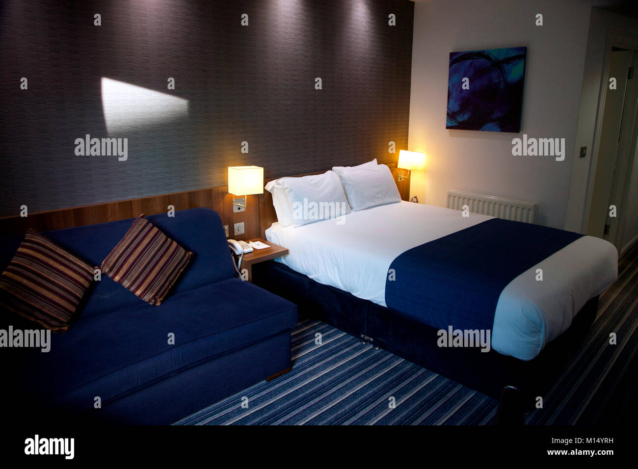 Camera da letto in Hotel Holiday Inn Express, Queens, Belfast, Irlanda del Nord Foto Stock