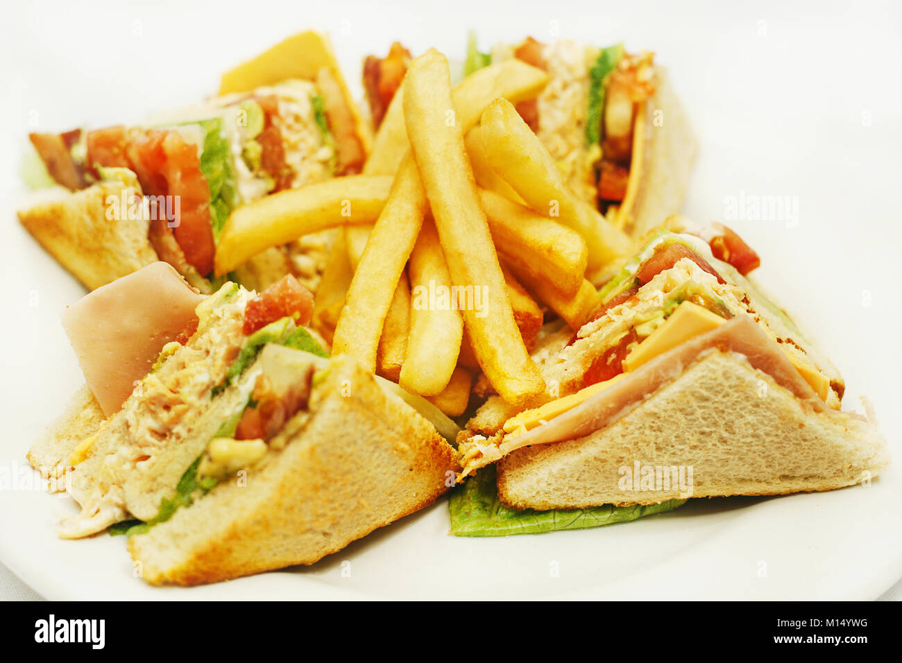 Club sandwich e patate fritte Foto Stock