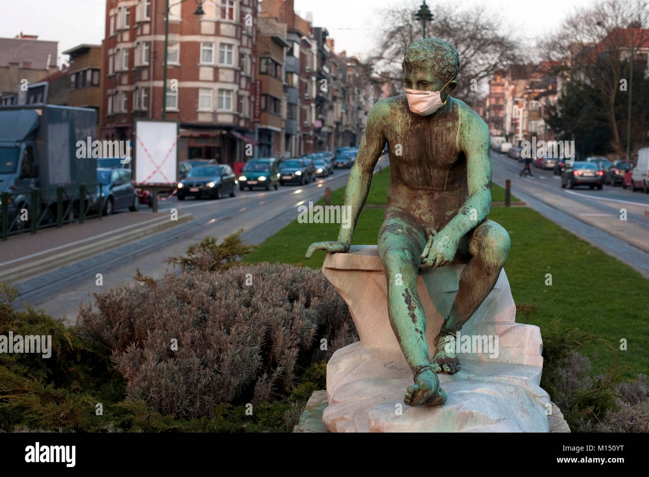 Statua di indossare maschera come protezione contro l'inquinamento, su Avenue du Parc, Bruxelles. Questa foto è stata realizzata nel marzo 2012. Luoghi della maschera sulla statua di sconosciuto. Foto Stock