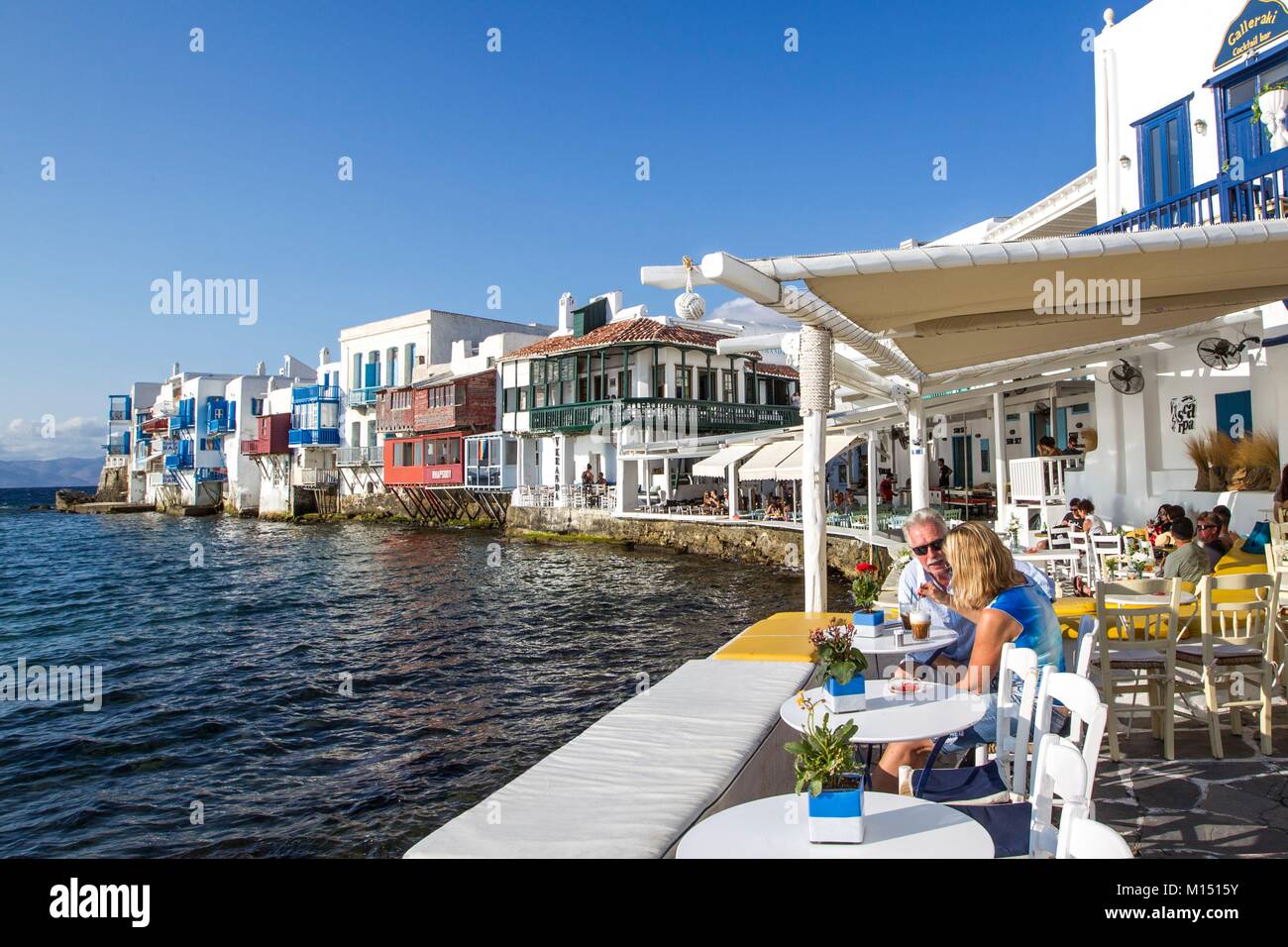 Grecia CICLADI, Mykonos isola, caffetteria con vista su Little Venice Foto Stock