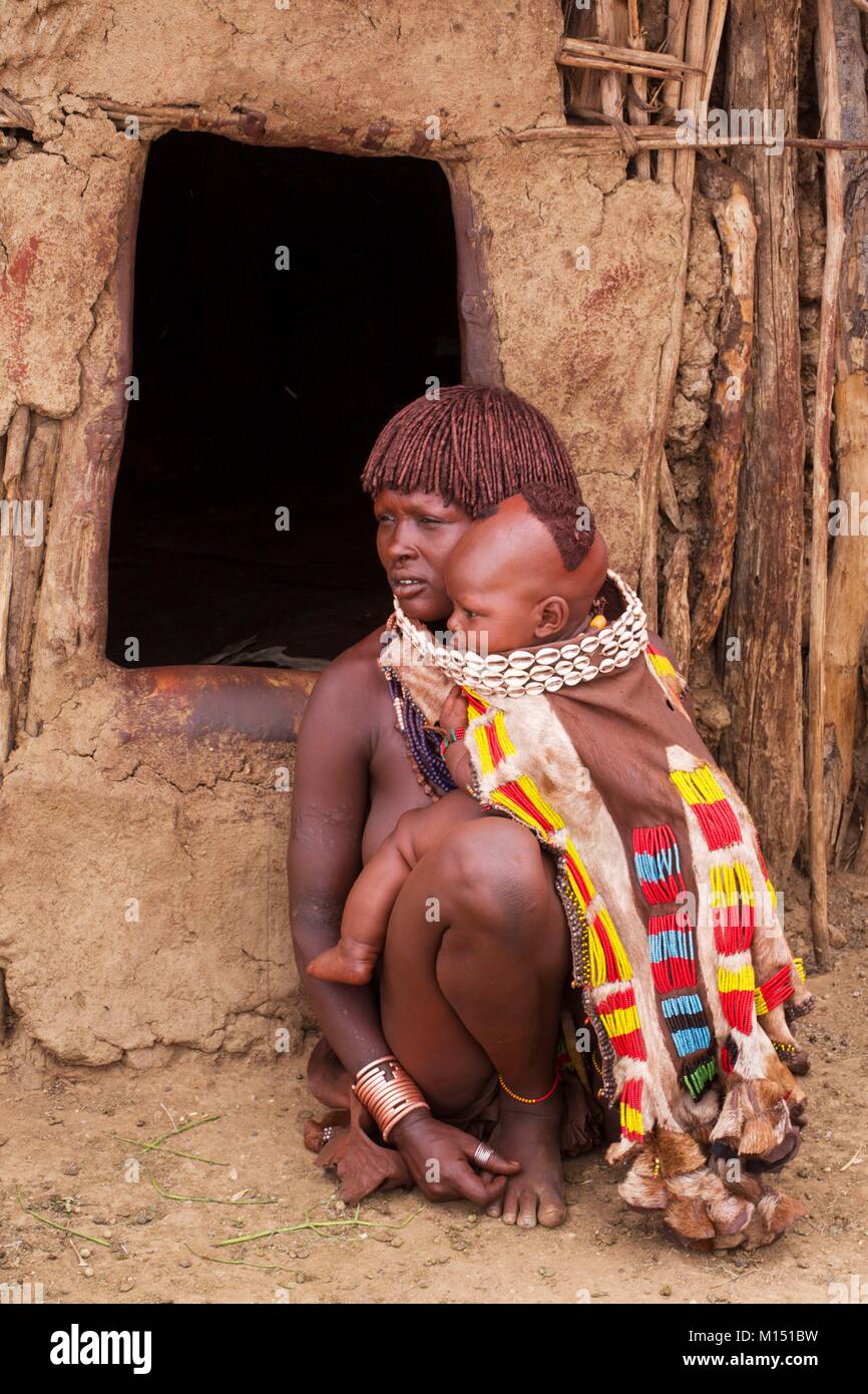 Etiopia, bassa valle dell'Omo elencati come patrimonio mondiale dall' UNESCO, Hamer tribe, donne indossare gonne e baby carrier fatta di pelle di capra adornata con coris e rivestire i loro capelli con burro mescolato con rosso ocra Foto Stock