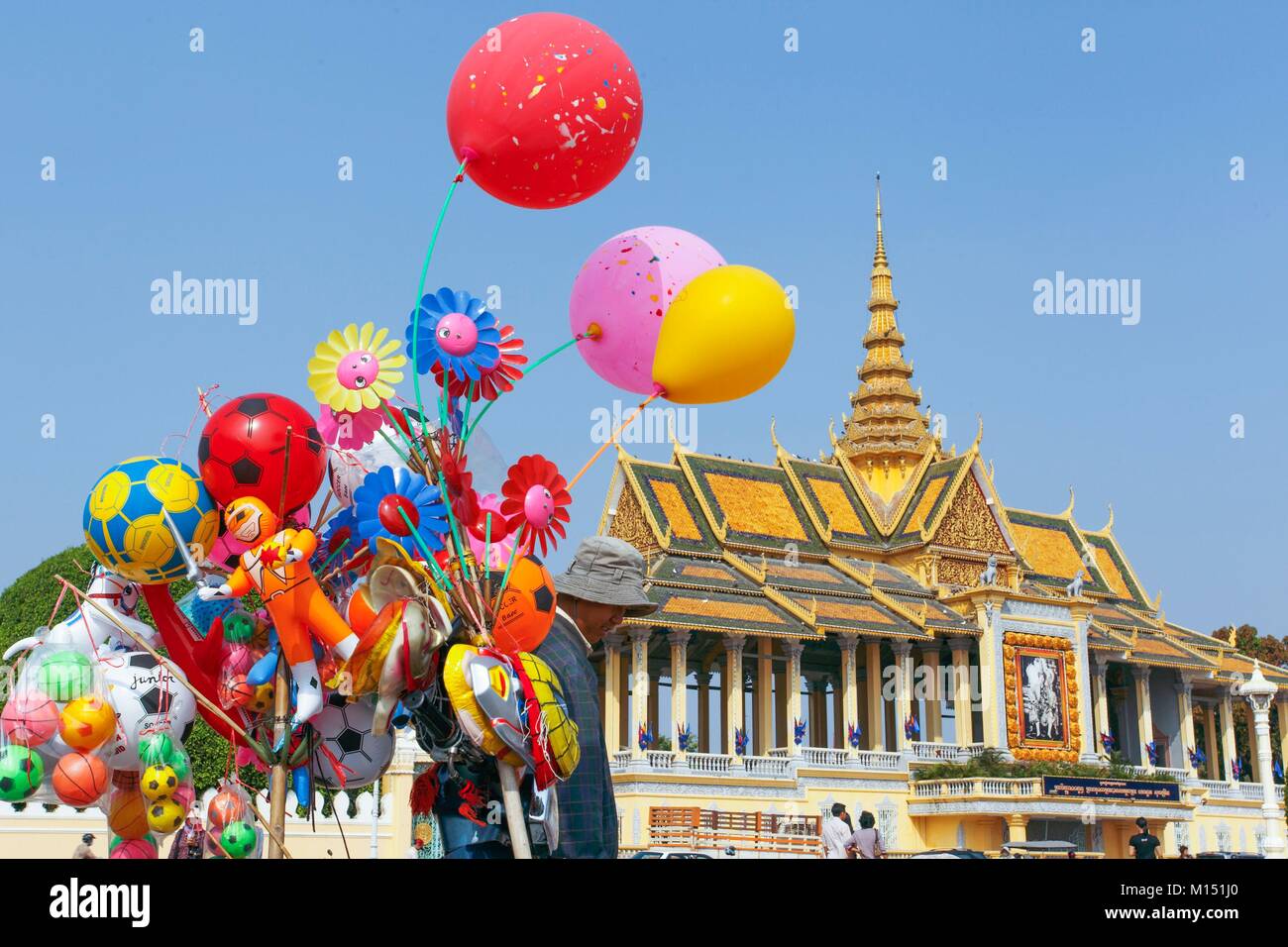 Cambogia, Phnom Penh, il palloncino venditore vicino a uno dei padiglioni del Royal Palace Foto Stock