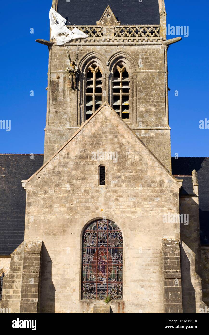 Francia, Manche, Sainte Mere Eglise, alla chiesa di Notre Dame con il suo American parachutist aggrappati alla torre campanaria, uno del primo comune della Francia Rilasciato nel 1944 Foto Stock