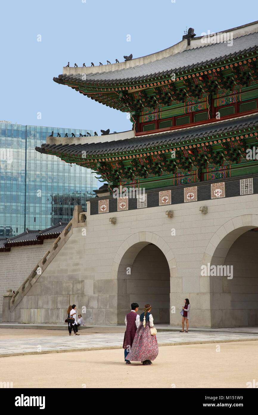 Corea del Sud, Seoul, giovane nel tradizionale abito coreano nel cortile del palazzo reale di Gyeongbokgunk Foto Stock
