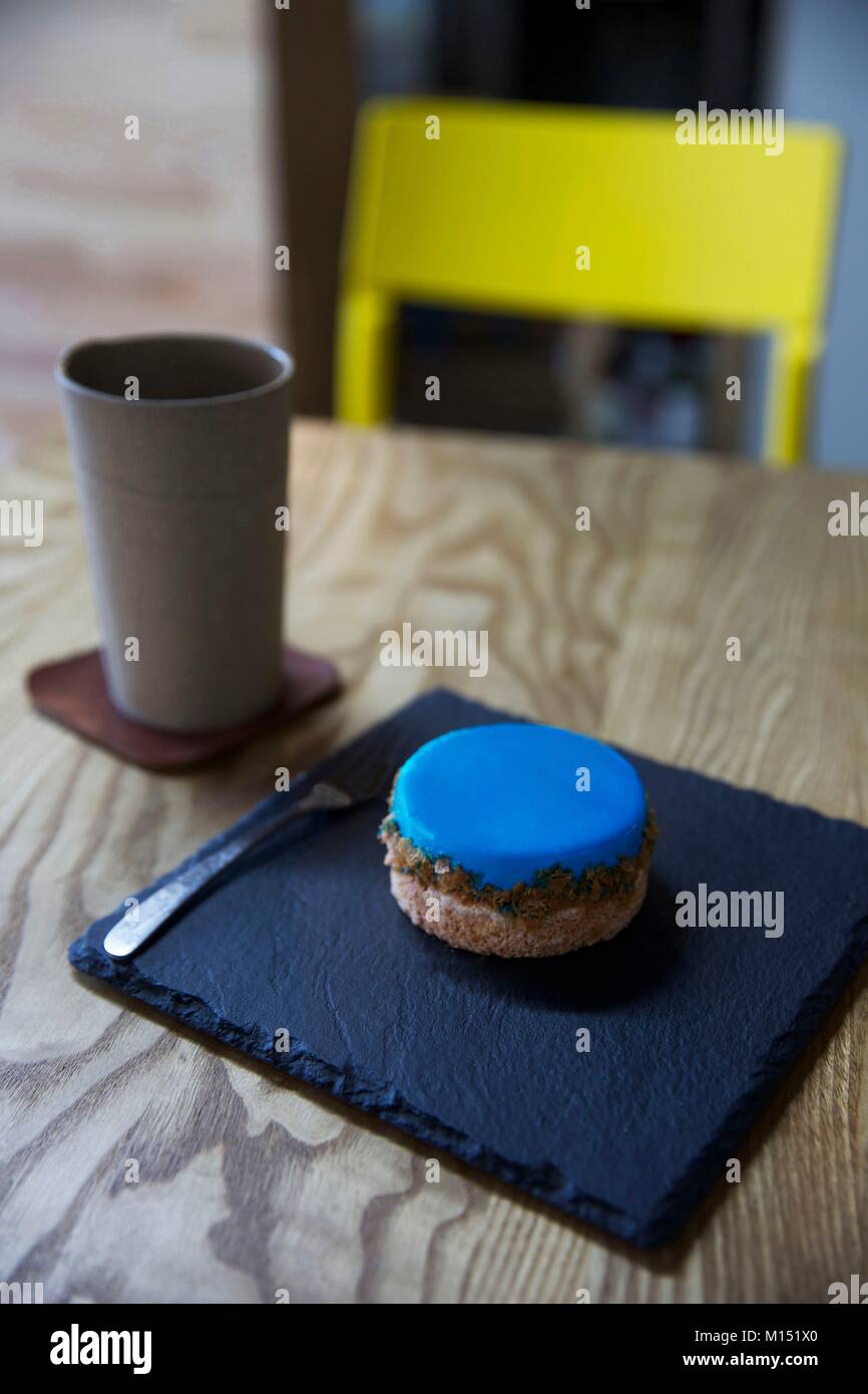 Corea del Sud di Seul Gyedong, blu macaron collocato su un ardesia in un Cafè pasticceria Foto Stock