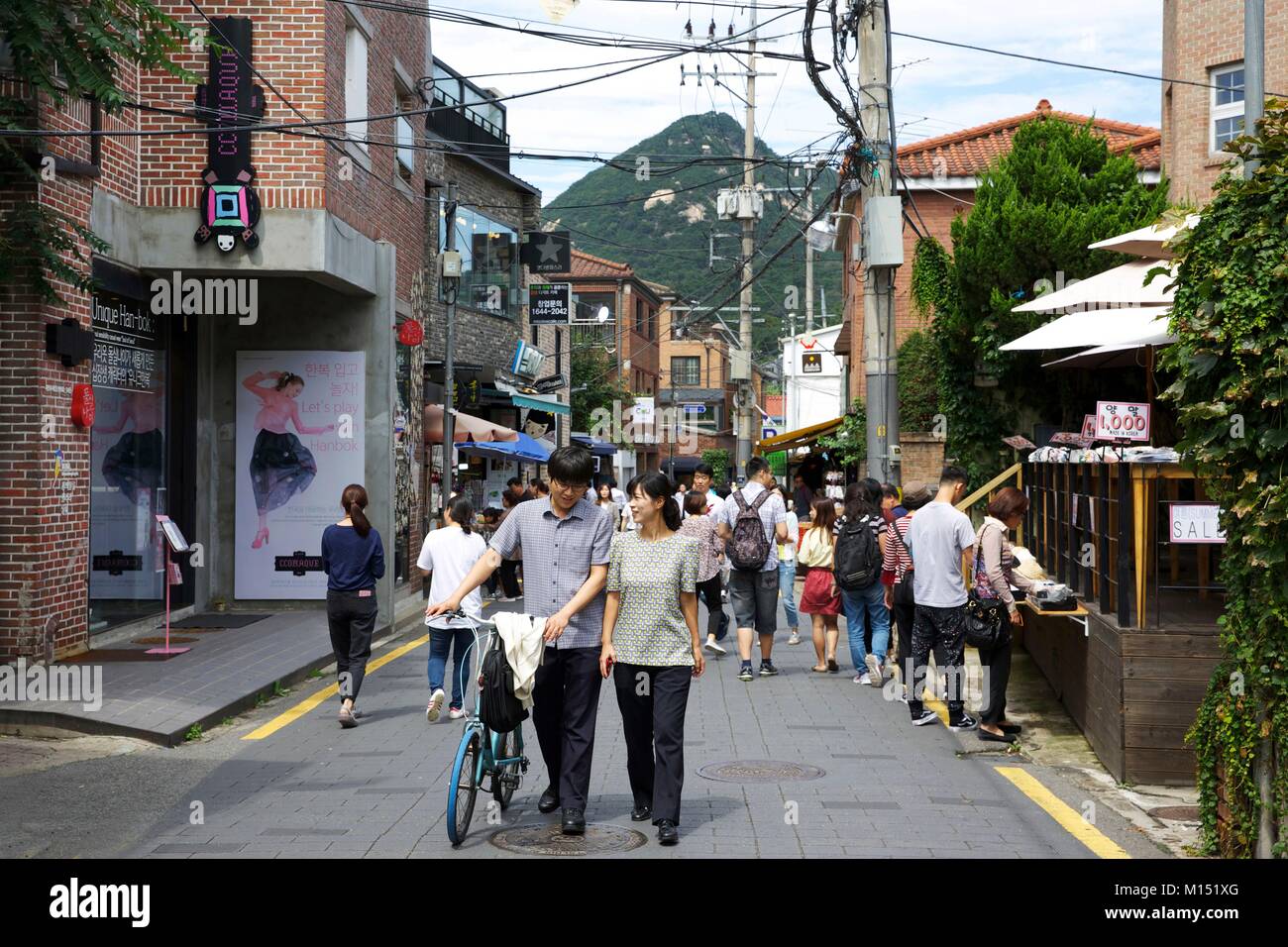 Corea del Sud, Seoul, youg matura il risveglio in una strada commerciale di Samcheong dong Foto Stock