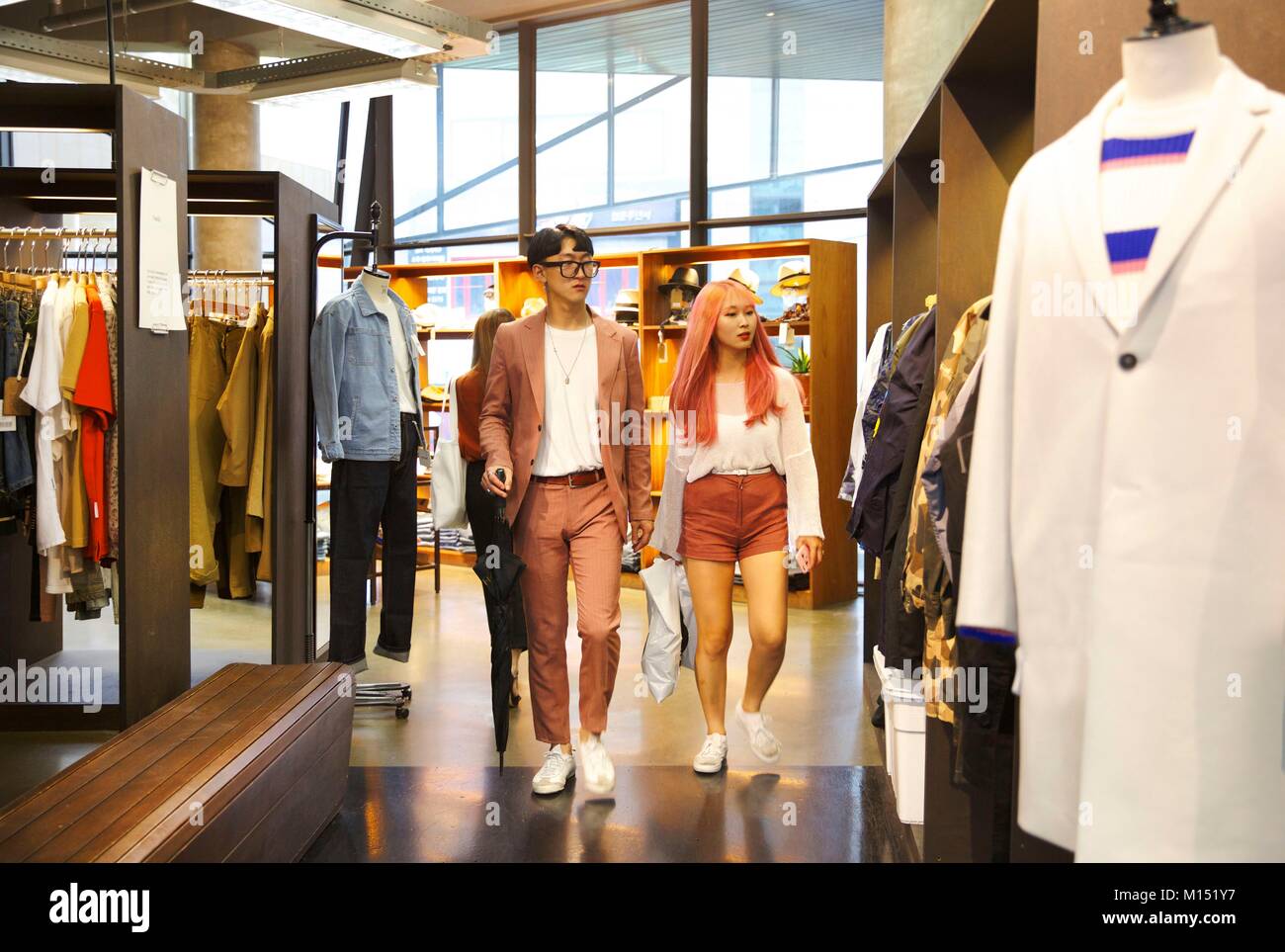 Corea del Sud, Seoul, giovane e alla moda giovane nel negozio di abbigliamento nel distretto di Hongdae Foto Stock