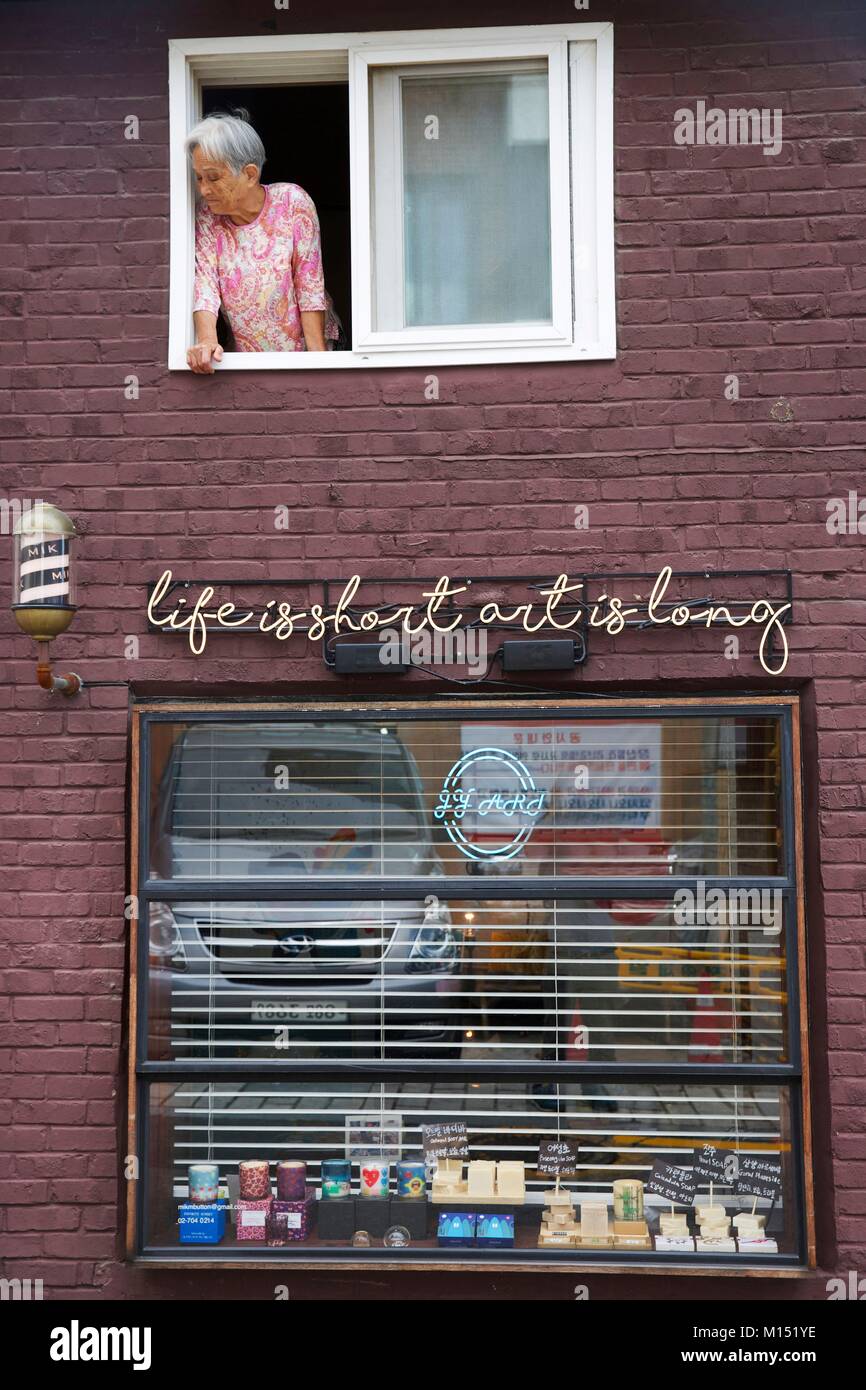 Corea del Sud di Seul Gyedong, vecchia donna alla finestra della sua casa di un negozio di articoli di decorazione Foto Stock