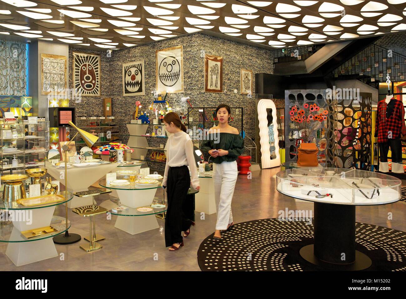 Corea del Sud, Seoul, quartiere di Gangnam, Apgujeong, due donne facendo loro shopping nel design concept store di Corso Como Foto Stock