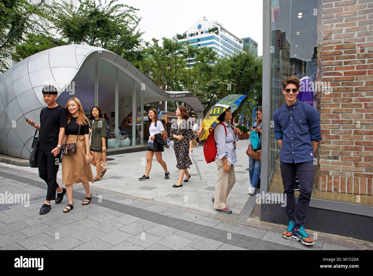 Corea del Sud, Seoul, Fabien Yoon, stella francese della media coreani, nella parte anteriore del design ufficio del turismo nel distrcit di Hongdae Foto Stock