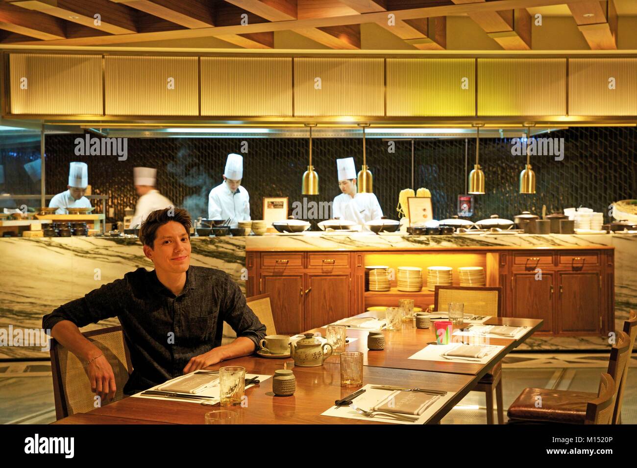 Corea del Sud, Seoul, Fabien Yoon, la stella francese del corean medias, seduta in cucina di mercato, il ristorante del Four Seasons Hotel Foto Stock