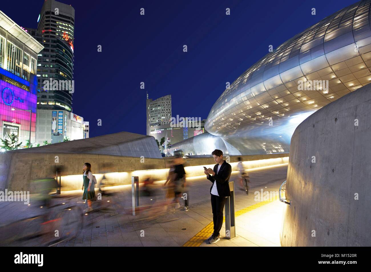 Corea del Sud, Seoul, Fabien Yoon, stella francese del coreano medias, nella parte anteriore del Design di Dongdaemun Plaza, edificio futuristico dell'architetto Zaha Hadid Foto Stock
