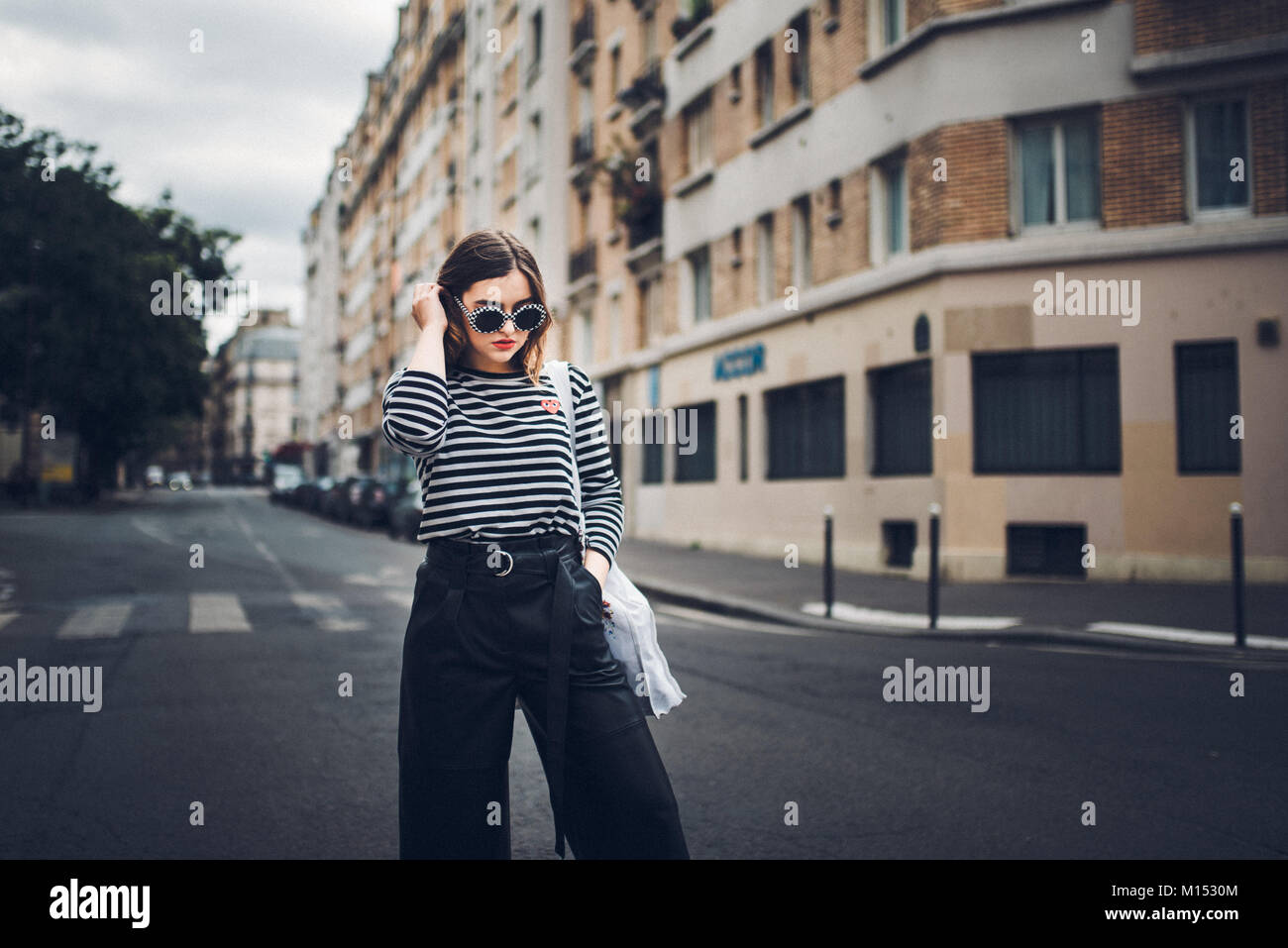 Giovane bella donna che cammina per le strade di Parigi nel modo migliore Foto Stock