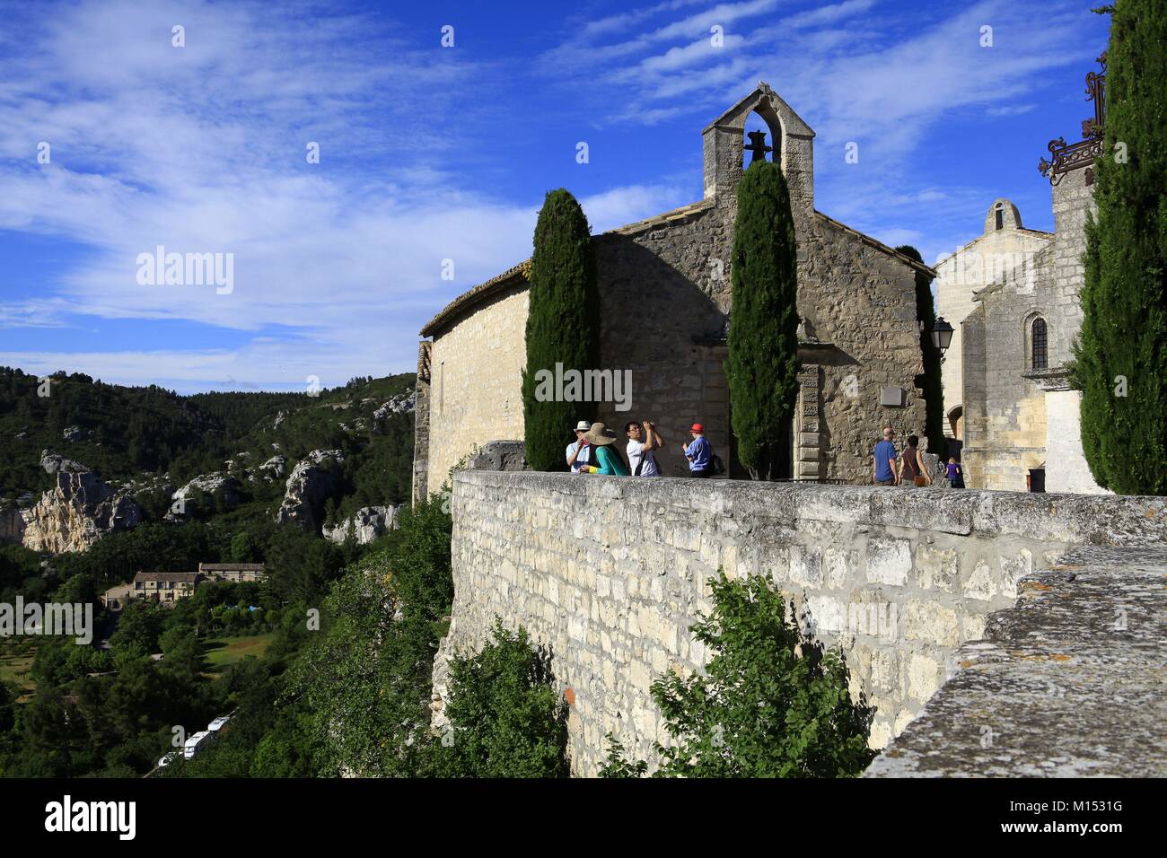 Francia, Bouches du Rhone, Les Baux de Provence, borgo medievale, i turisti giapponesi Foto Stock