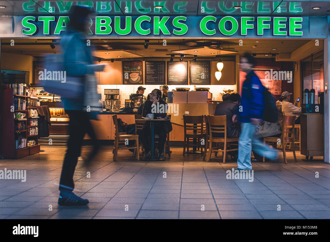 Busy street view al Taipei City di fronte alla Starbucks Coffee shop Foto Stock