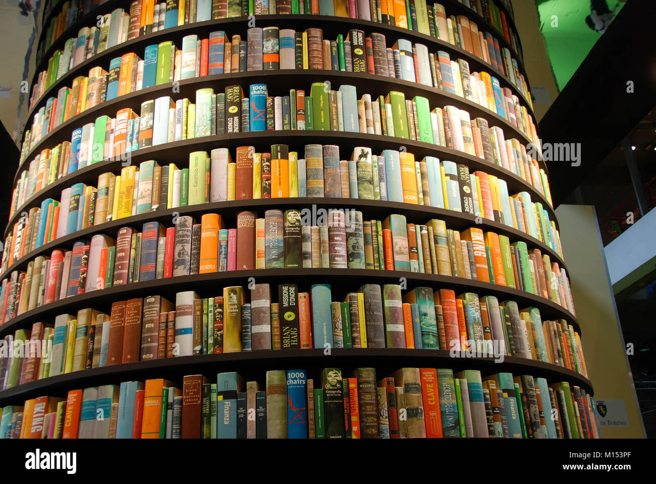 I libri in una torre a forma di libreria Foto stock - Alamy