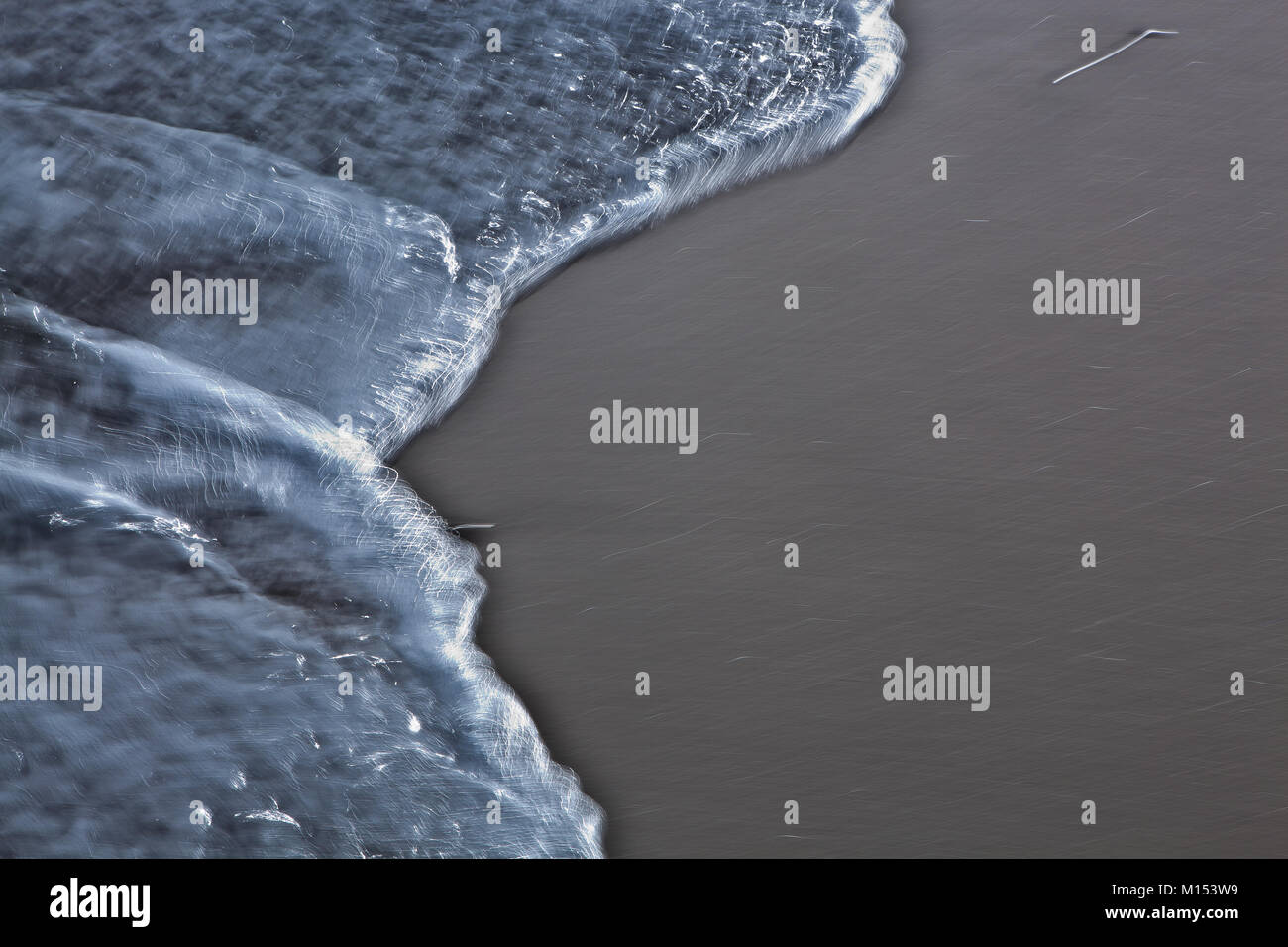 Medium Shot di calma onda con schiuma di mare che arrivano a riva Foto Stock