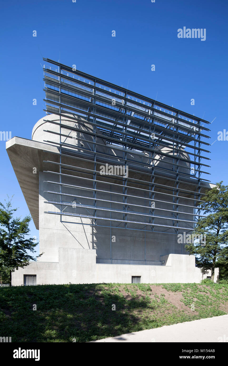 "Energiebunker' in Hamburg-Wilhelmsburg. A WW II-Bunker convertito in un innovativo eco-friendly power plant (CHP, energia solare) ed energia store. Foto Stock