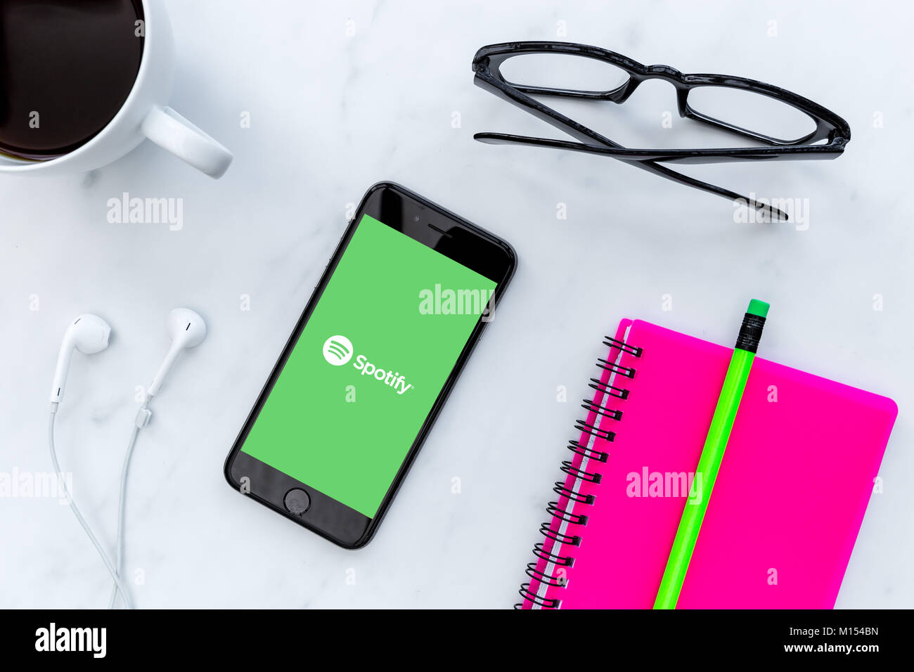 Londra - 25 gennaio 2018: Spotify per trasmettere la musica in streaming app con il logo verde sulla schermata dello smartphone Foto Stock