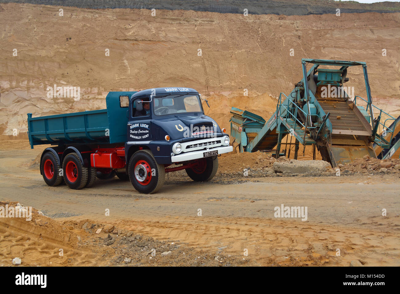 AWD Ford Thames ribaltabile in cava di sabbia Foto Stock