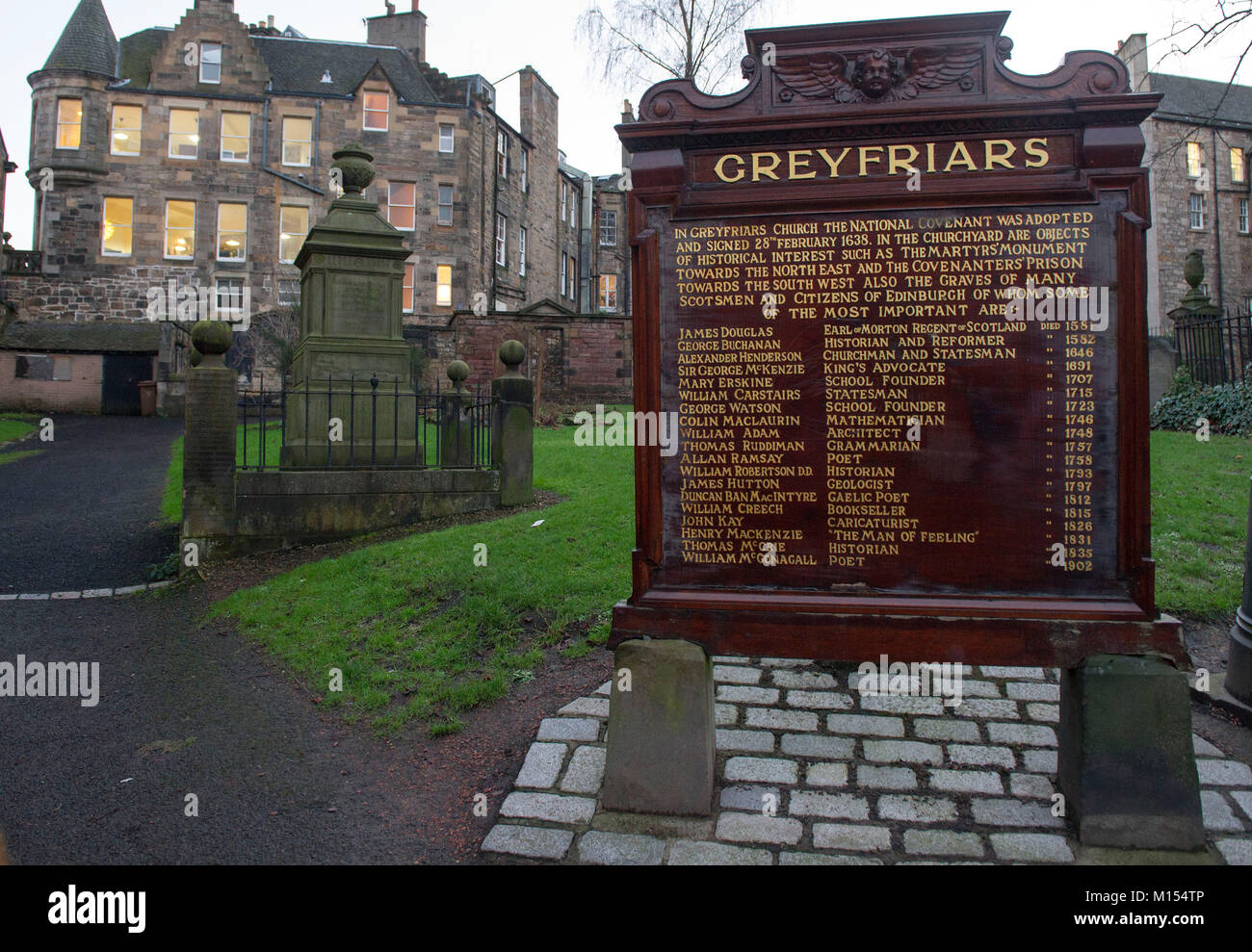 Vista di Greyfriars Chiesa cantiere, e il Castello di Edimburgo. Foto Stock